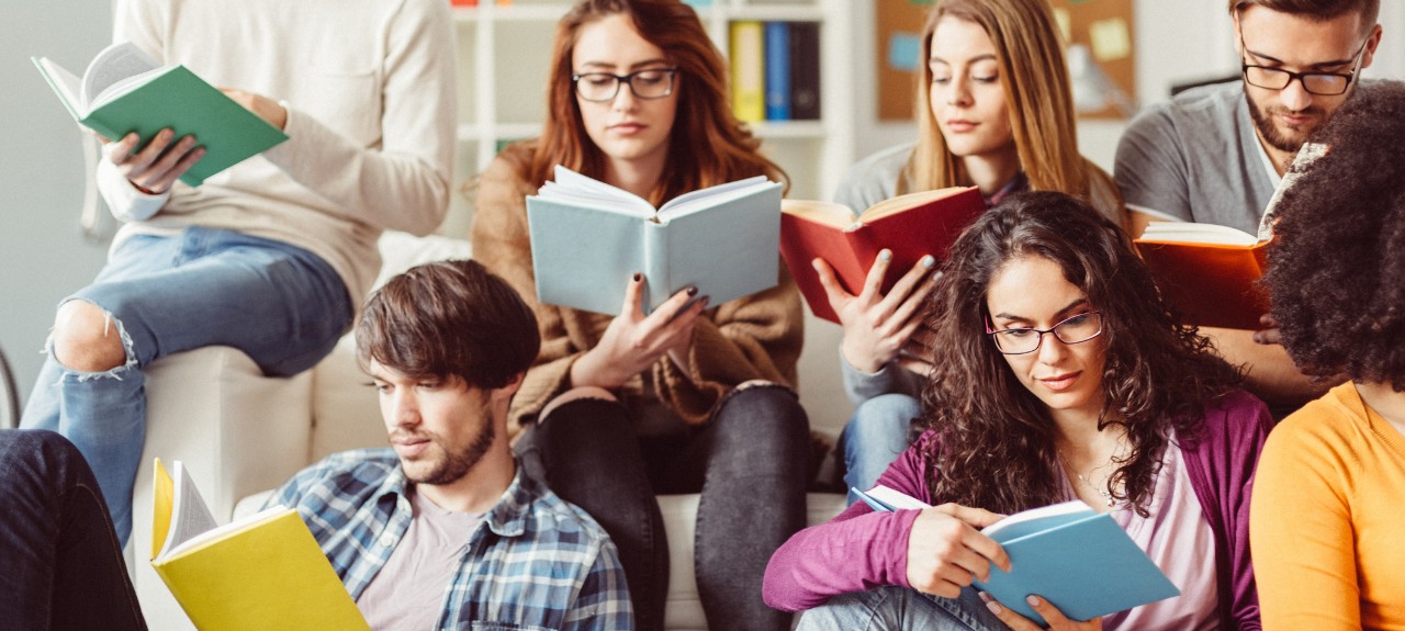 ragazziì studiano insieme